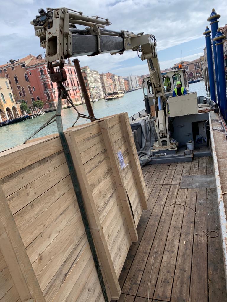 Trasporto via barca di un'opera d'arte lungo il Canal Grande a Venezia