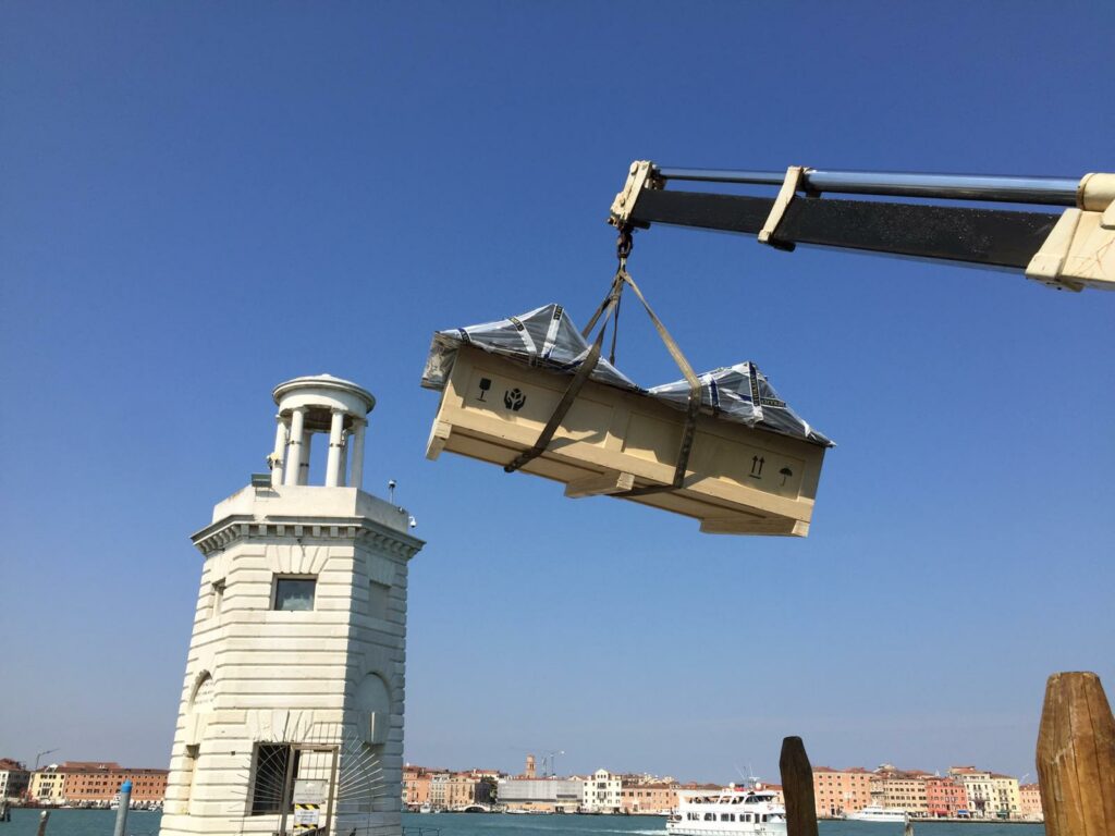 Imballaggio di un'opera d'arte con cassa di protezione e trasporto via barca dotata di gru per la movimentazione