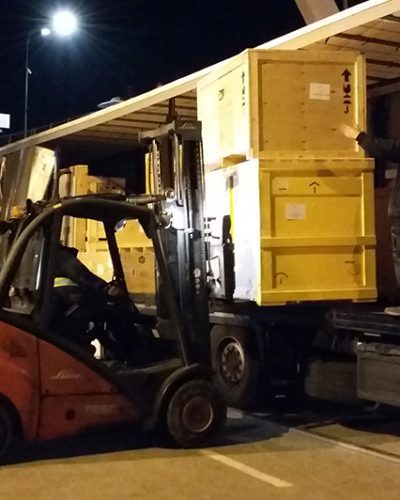 Carico opera d'arte con muletto.