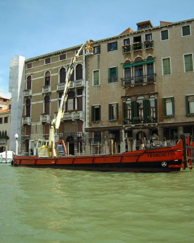 Installazione infissi con piattaforma aerea.