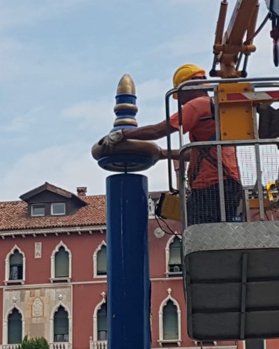 Lavoro in quota con piattaforma aerea.