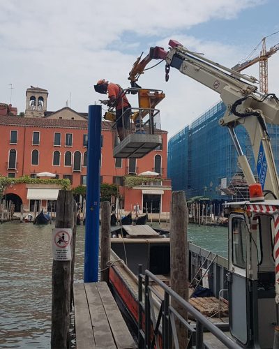 Lavoro in quota con piattaforma aerea.