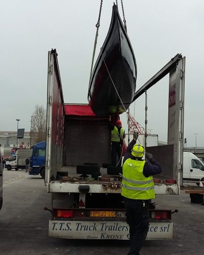 Movimentazione Gondola veneziana.