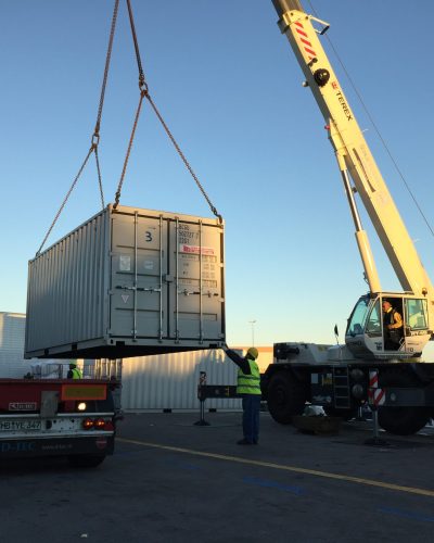 Movimentazione container dalla banchina del Tronchetto.