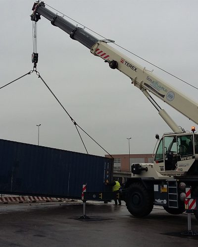 Movimentazione container dalla banchina del Tronchett