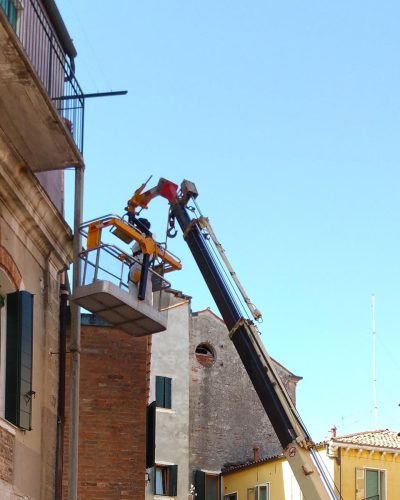 Noleggio piattaforma aerea con operatore.