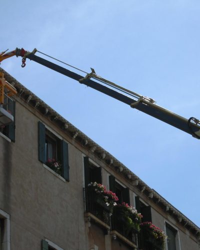 Utilizzo piattaforma aerea per messa in sicurezza.