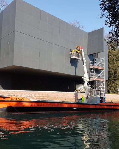 Utilizzo di piattaforma aerea per padiglione Australia Biennale.