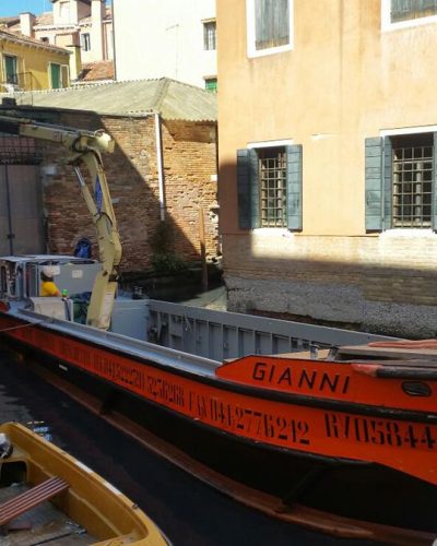 Rimozione canna fumaria con l'utilizzo di macchinari.