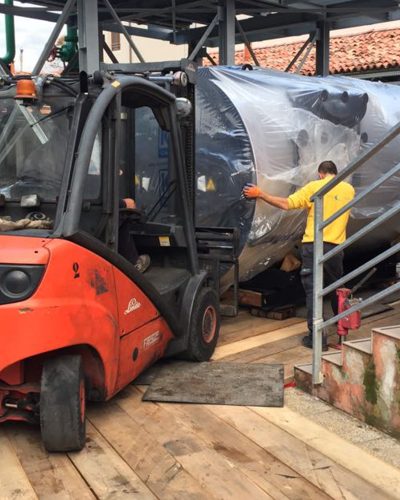 Movimentazione caldaia hotel.