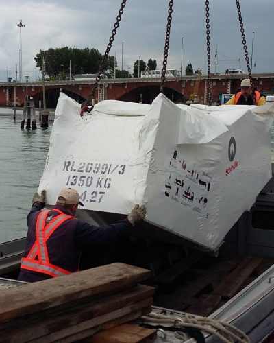 Trasporto scala per il negozio Zara.