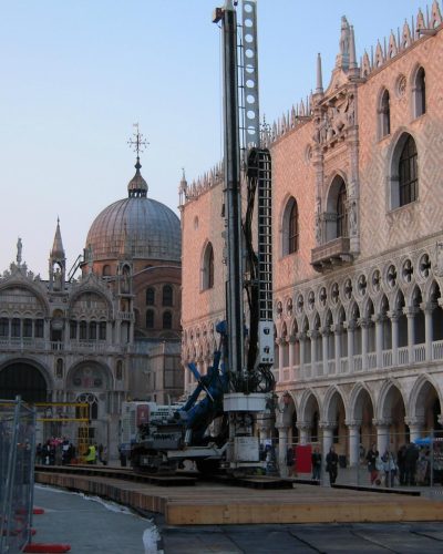 Trasporto trivella in Piazza San Marco.