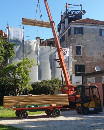 Trasporto materiali edili con mini gru.