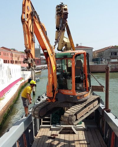 Trasporto macchinario edile.