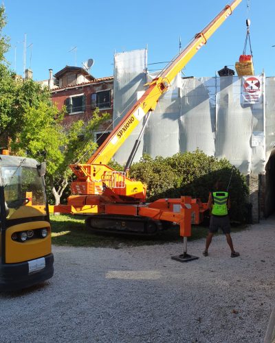 Movimentazione materiali con minigru.