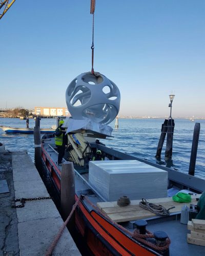 Carico di un'opera d'arte su barca dotata di gru