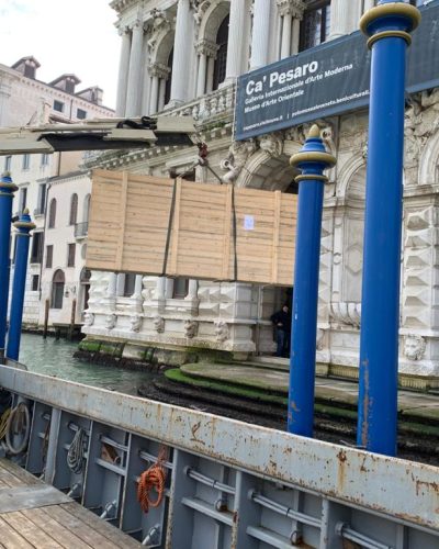 Movimentazione opera d'arte con cassa di protezione tramite imbarcazione dotata di gru