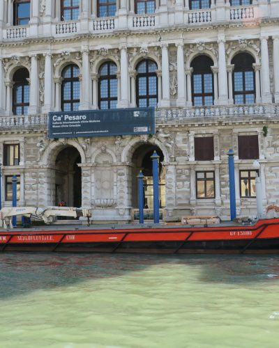 Movimentazione di opere d'arte con imbarcazione dotata di gru