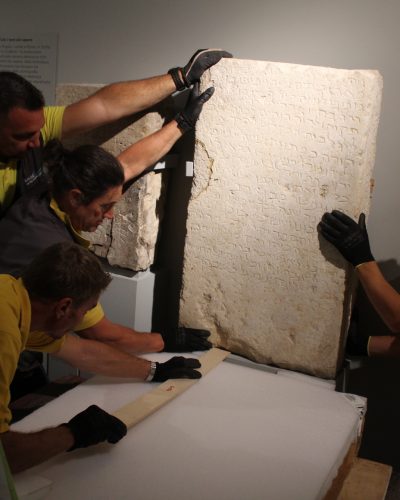 Trasporto oggetti storici al Museo Ebraico di Ferrara.