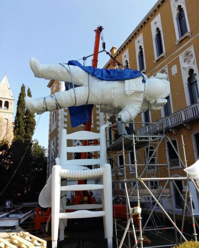 Trasporto opere d'arte in un palazzo veneziano.