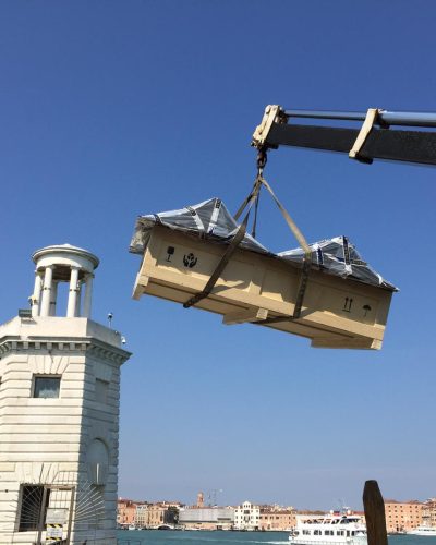 Imballaggio di un'opera d'arte con cassa di protezione e trasporto via barca dotata di gru per la movimentazione