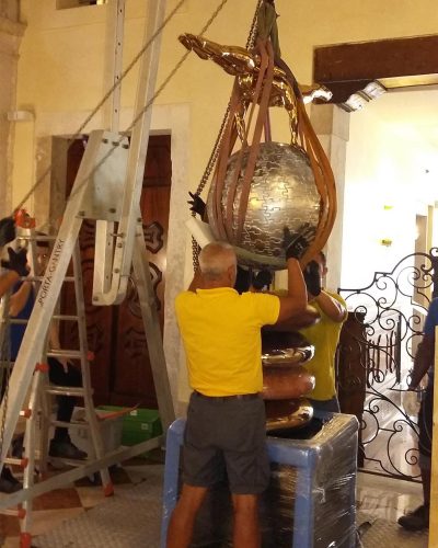 Trasporto e installazione di una scultura per un'abitazione privata