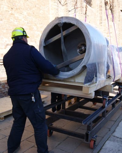 Trasporto di un'opera d'arte su carrello per una mostra