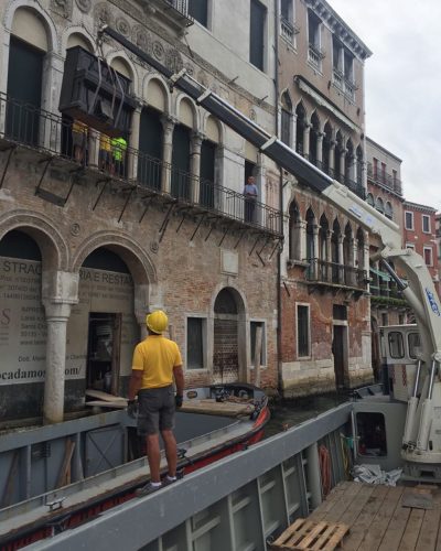 Trasporto di un pianoforte durante un trasloco tramite imbarcazione dotata di gru