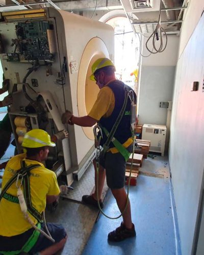 Trasporto macchinario per la risonanza magnetica.