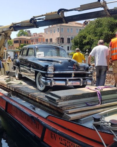 Trasporto di Cadillac d'epoca a Venezia.