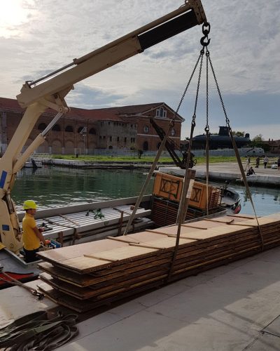 Trasporto e scarico di materiali per eventi.