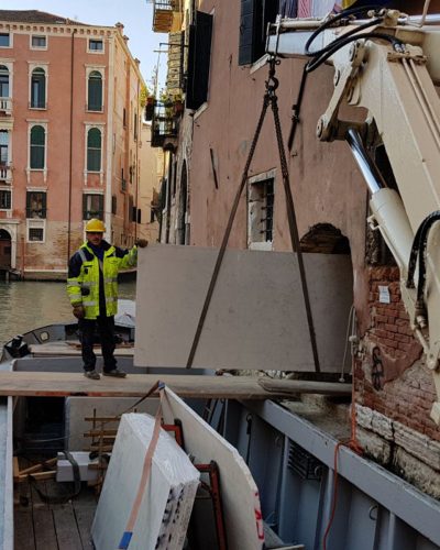 Consegna di lastre in marmo.