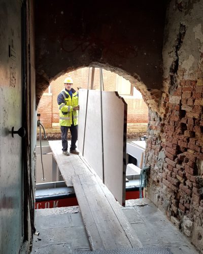 Consegna di lastre in marmo.