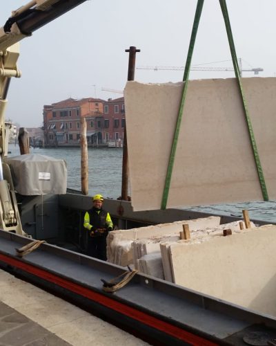Consegna di lastre in marmo.