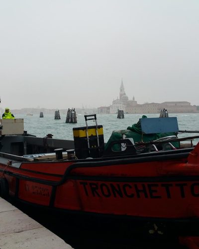 Trasporto materiale per allestimento.