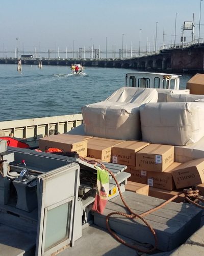 Trasporto merci per negozi.