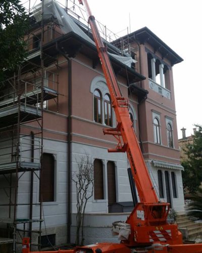 Trasporto merci con minigru Jekko.