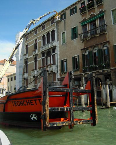 Piattaforme aerea per messa in sicurezza cornicione.